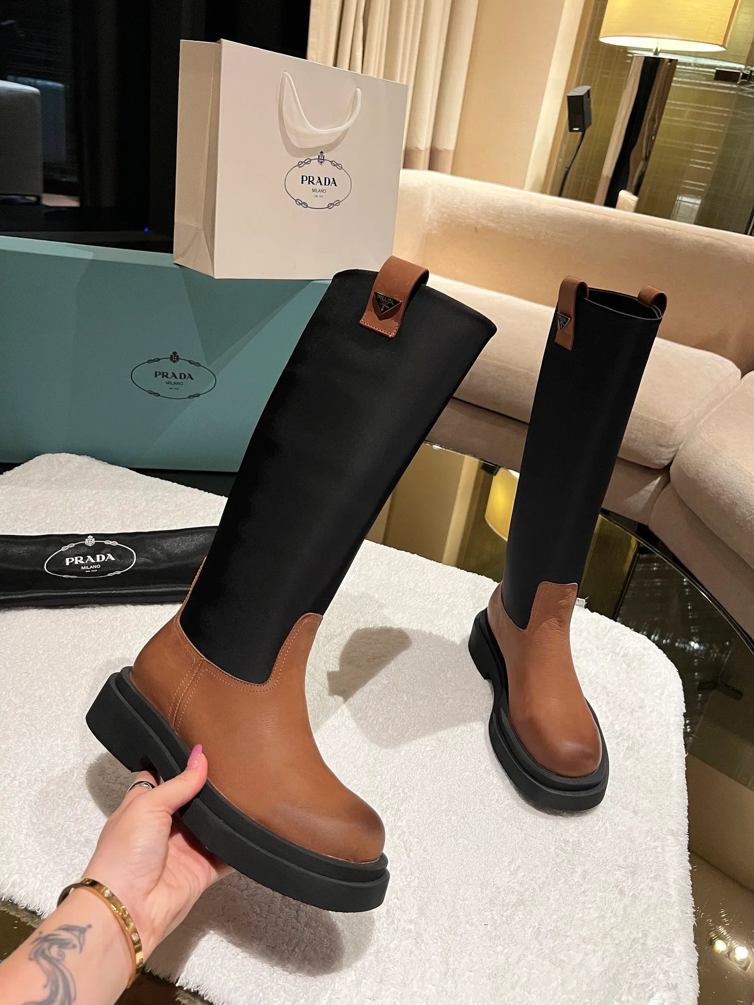 👟👟Ex-factory price 720👟👟 PRADA Classic Triangle Logo Slip-On Women's Boots...a series that cannot be bought in winter, it is definitely this year's big hit! ! So good looking! Prada boots are really amazing! The upper toes are generous and the legs are slimming. The whole series uses a variety of imported materials: polished and waxed calfskin, open-edge beaded cowhide, cow suede and high mercerization, and water-dyed sheepskin on the inside! ! The foam base is lightweight and comfortable! 35-41